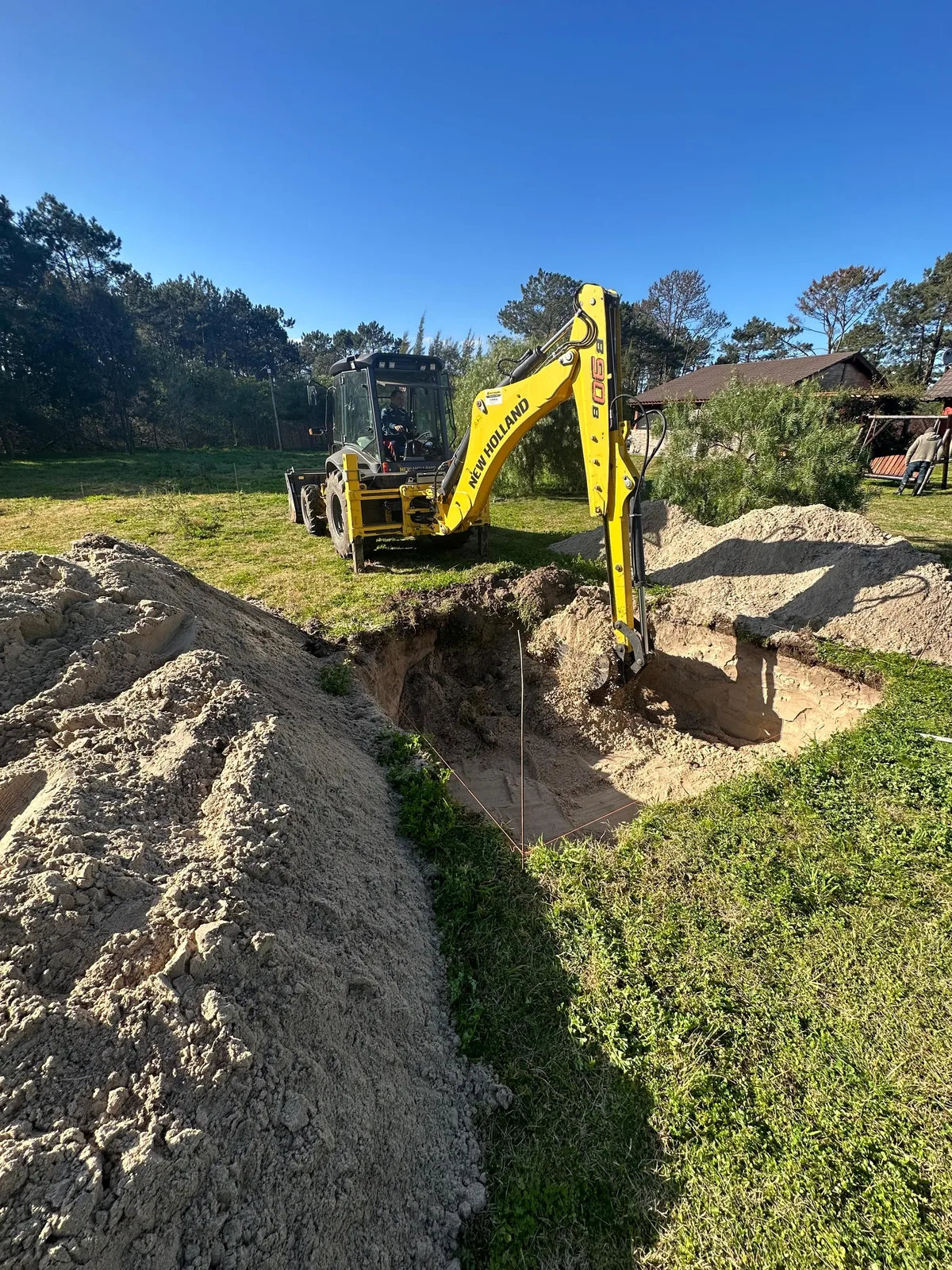 Excavación del terreno para instalación de piscina