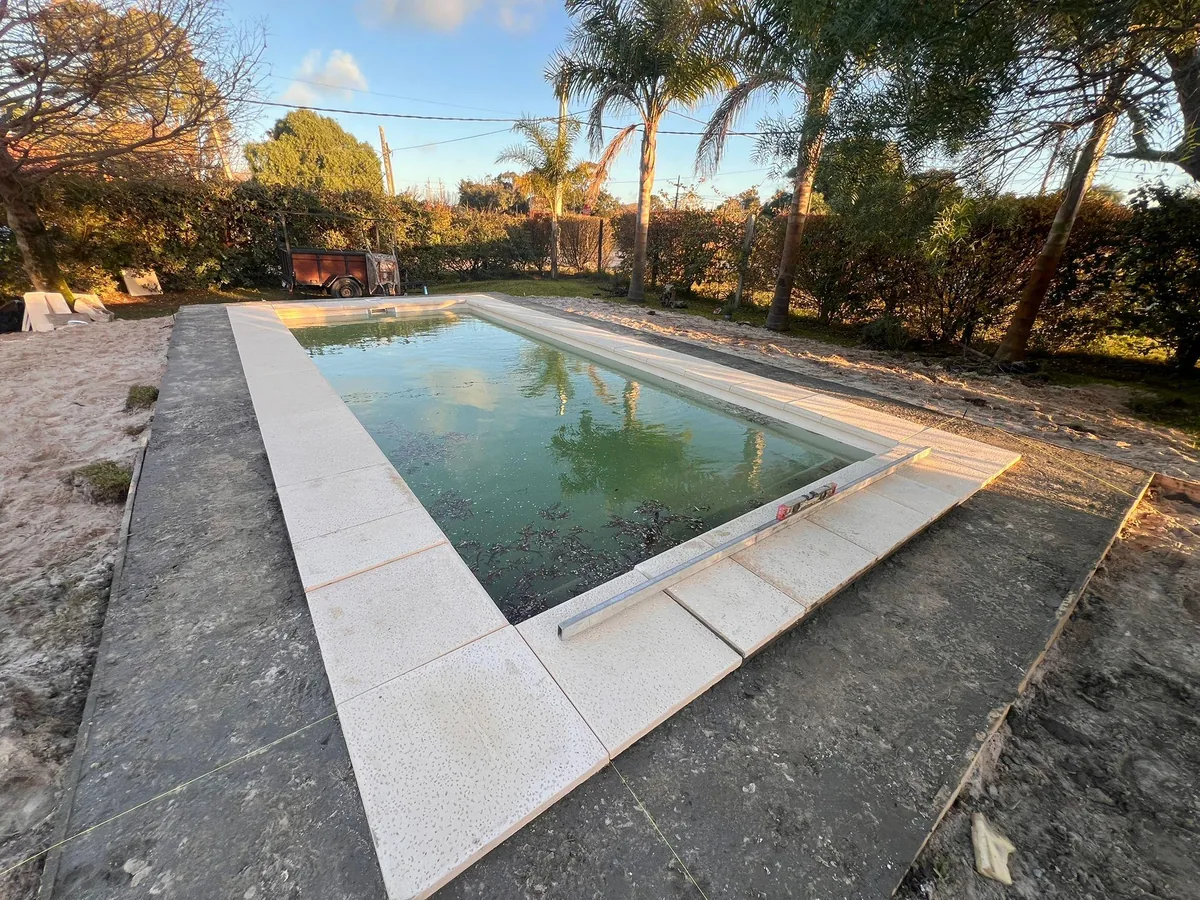 Terminación y revestimiento de la piscina